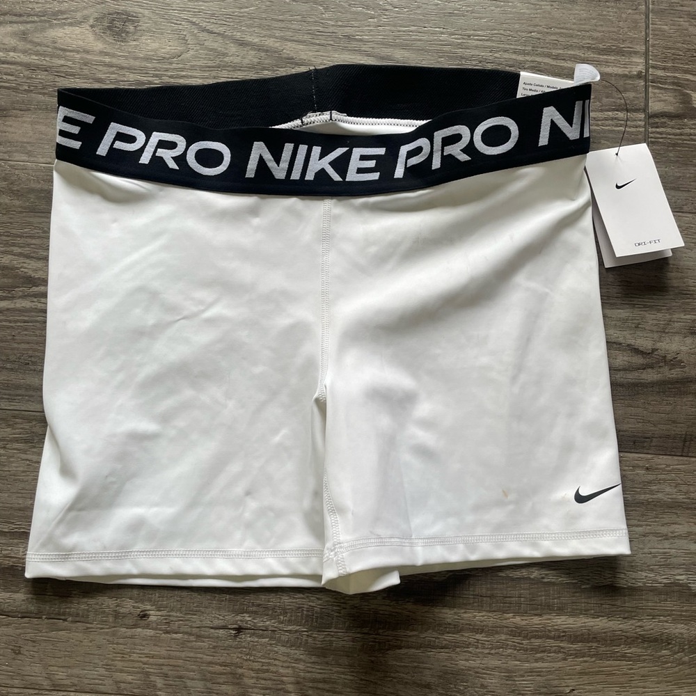 Women's NWT White Nike Pro 5” Shorts